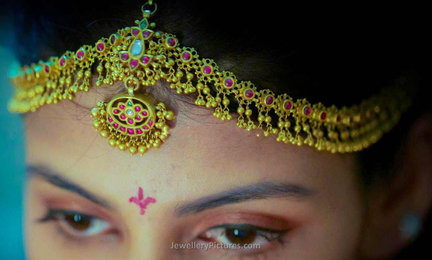 Bride in matha patti headpiece ornamnet