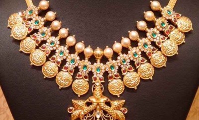 short kasu mala designs in gold and kundans with pendant