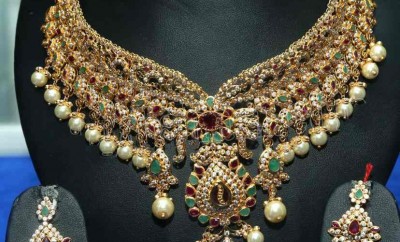 uncut diamond necklace with pearls and earrings