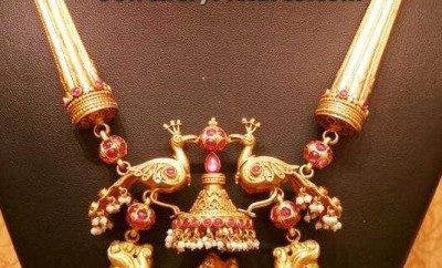 necklace design in gold with radha krishan pendant