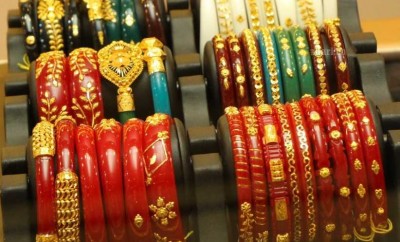 shankha and pola bangles bengali women wear