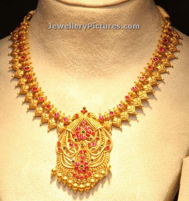 beautiful gold necklace