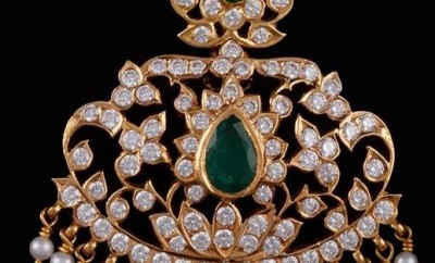 closed set diamond emerald locket